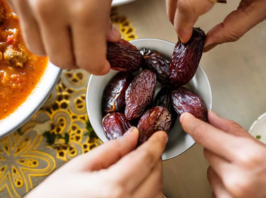 Berbuka puasa dengan kurma