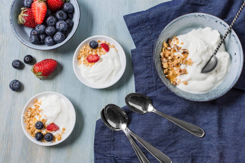Greek yogurt tanpa gula dengan buah segar