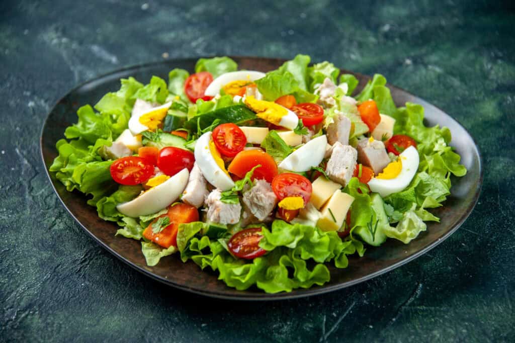 Salad segar dengan serat dan berbagai vitamin