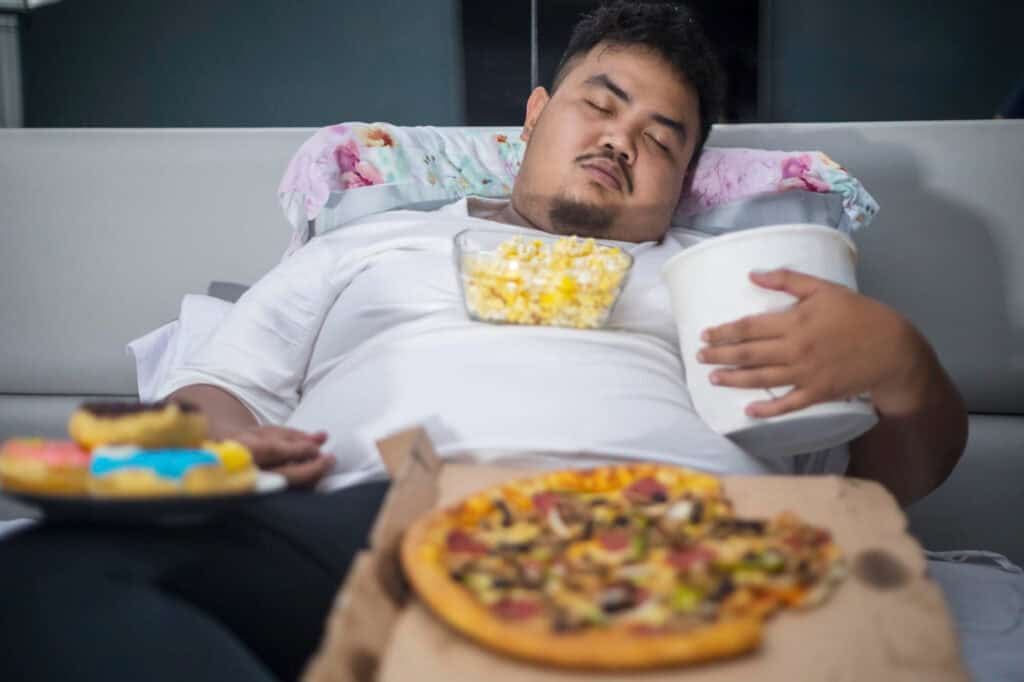 Tidur setelah makan mendorong asam lambung