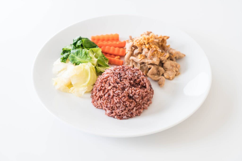 Nasi merah dengan lauk dan sayur