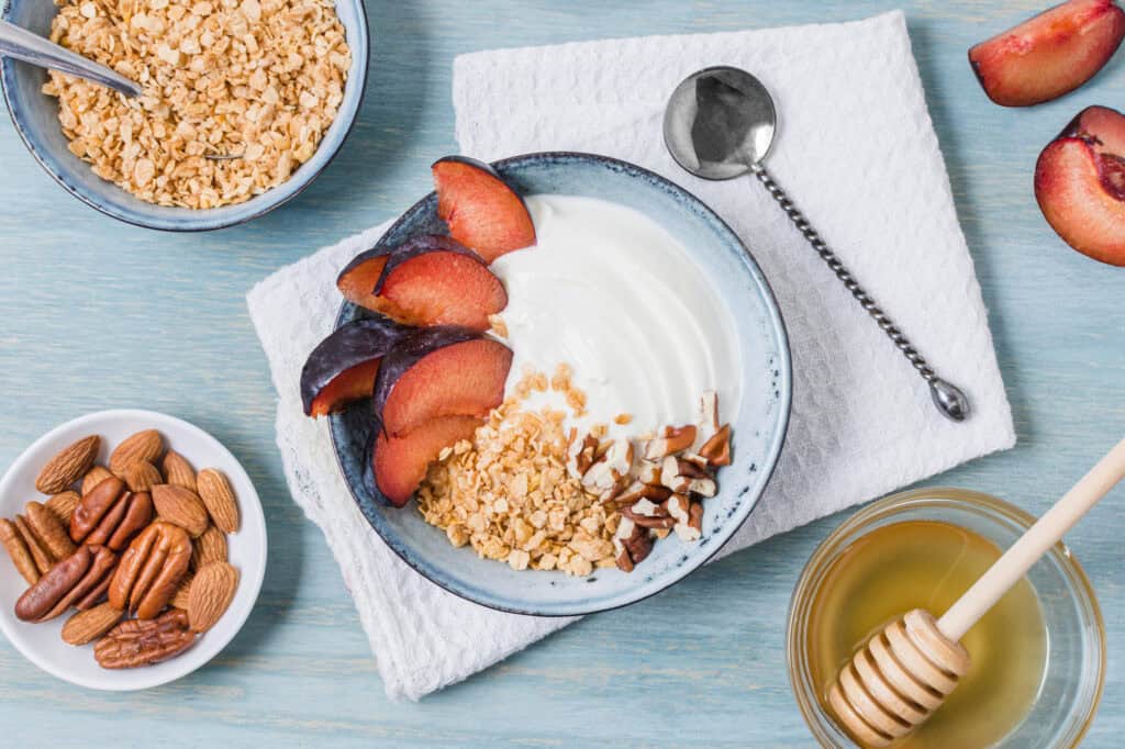 Granola, yoghurt, dan madu makanan sehat padat kalori