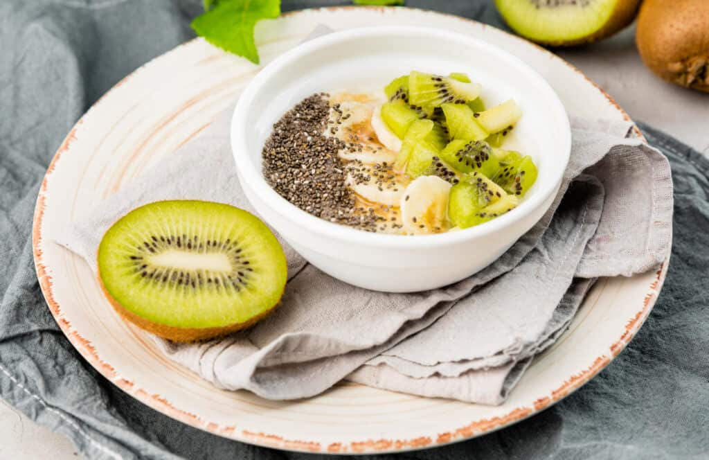 Chia seed dengan yoghurt dan kiwi