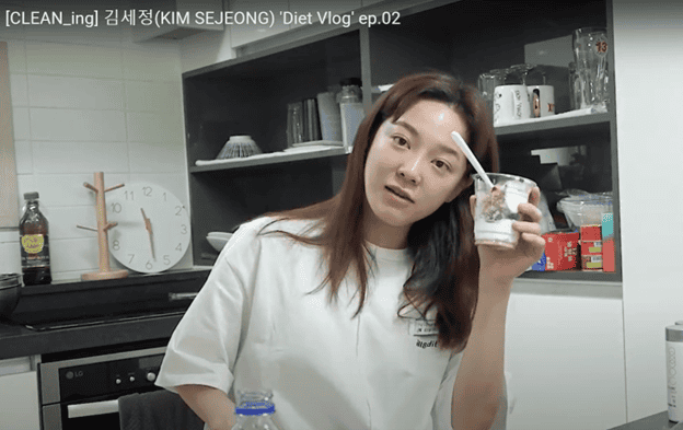 Kim Se Jeong makan yoghurt sebagai camilan sehat