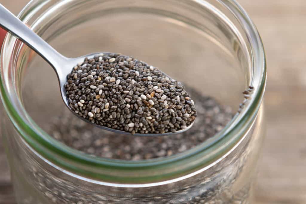 Sesendok chia seed mengandung sekitar 5 gram serat