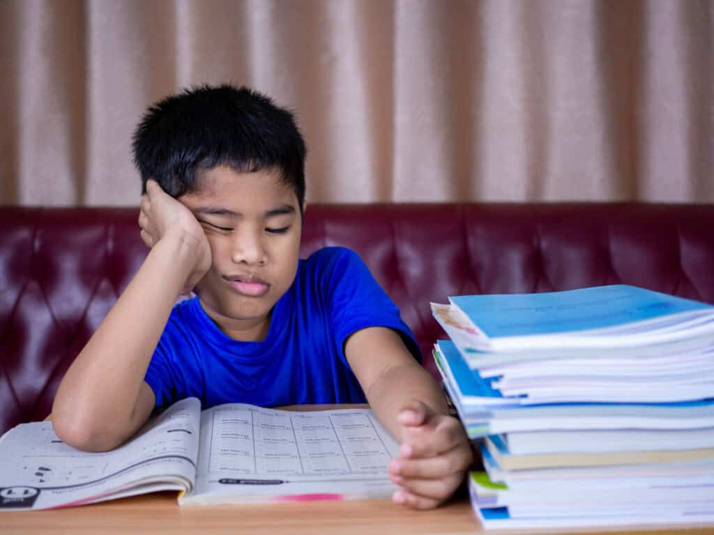 Anak sulit fokus saaat mengerjakan pr