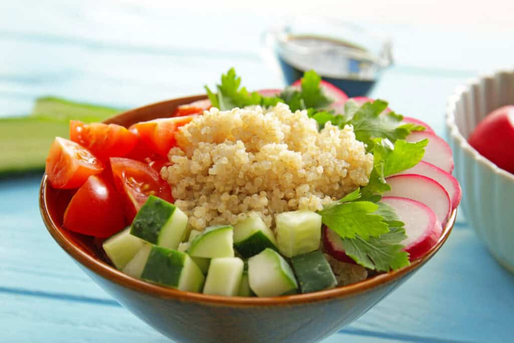 Menu makan sehat quinoa dengan sayuran segar