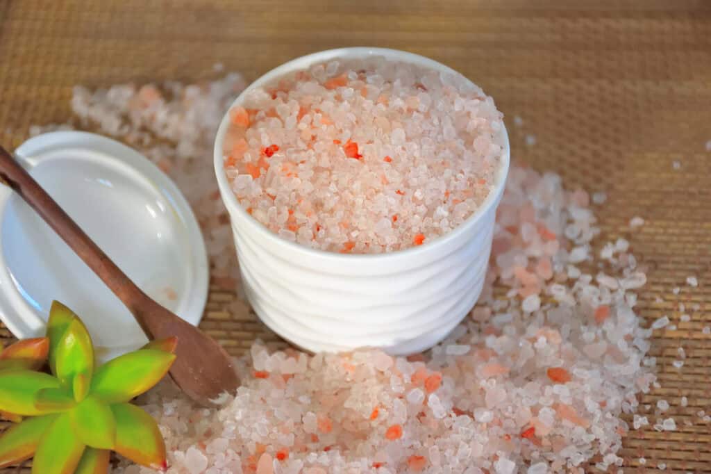 Garam himalaya yang berwarna pink dengan kandungan beberapa mineral