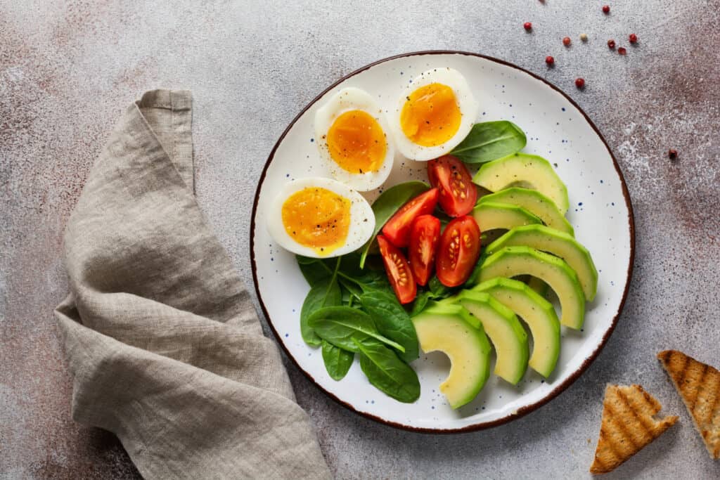 Ide sarapan sehat dan praktis telur rebus dan alpukat