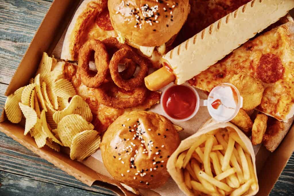 Makanan ultraproses yang tinggi garam, lemak, dan zat aditif