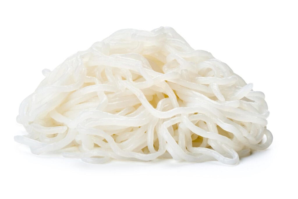 Mie Shirataki dengan warna bening keputihan dan tekstur kenyal