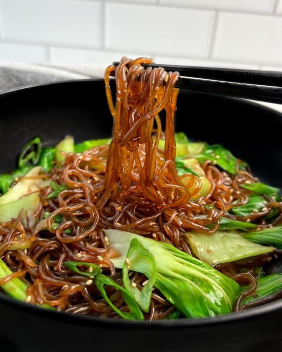 Mie shirataki goreng dengan sedikit minyak dan sayuran yang lebih sehat dan ramah diet