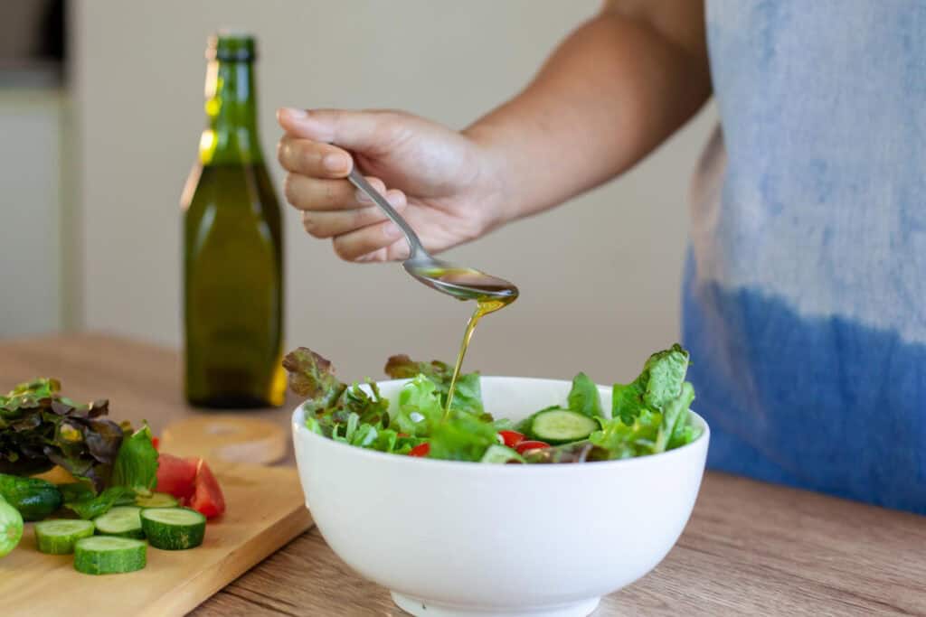 Olive oil sebagai dressing salad yang lebih sehat