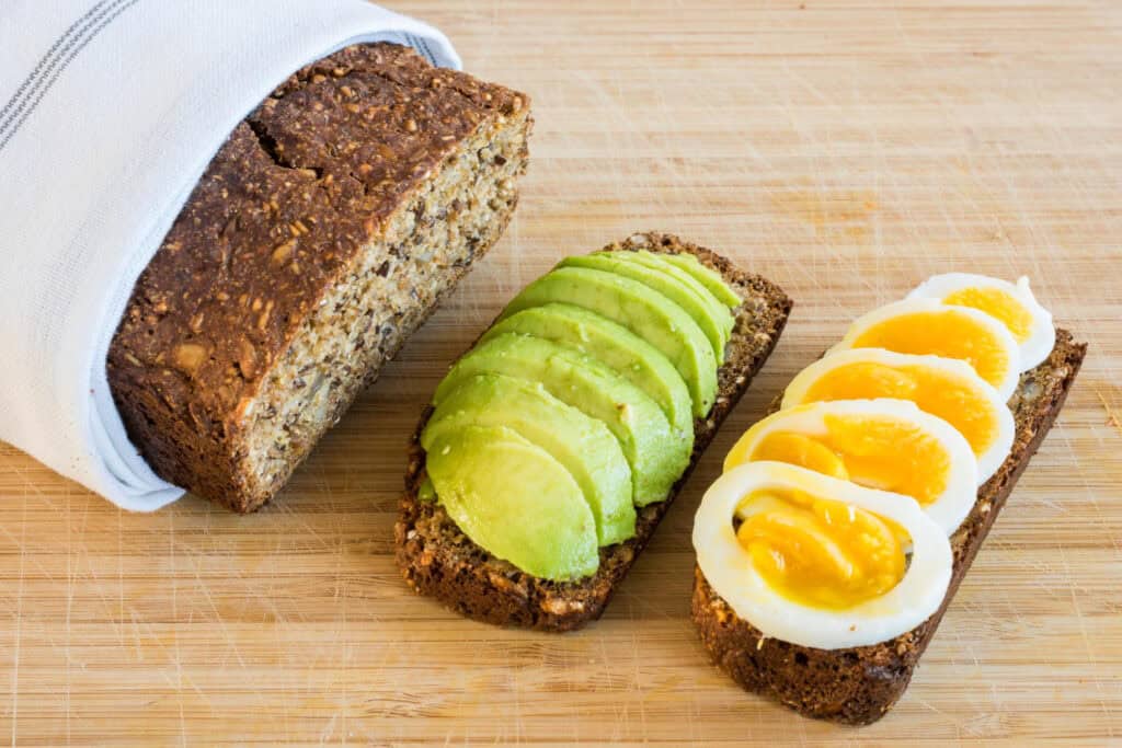 Sarapan lebih sehat dengan roti gandum utuh dengan buah dan telur sebagai protein