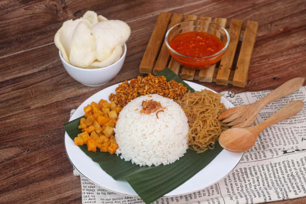 Sarapan nasi uduk dengan lauk kentang, bihun, kerupuk yang serba karbohidrat