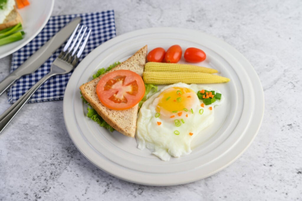 Sarapan seimbang dengan telur, roti gandum, dan sayuran
