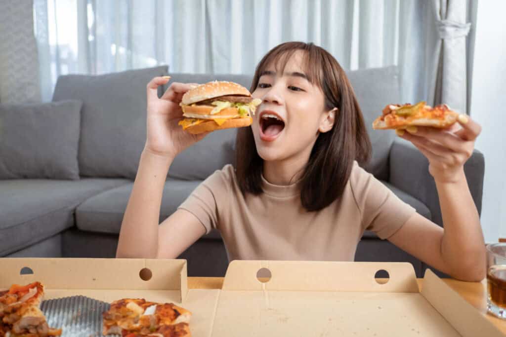 Hindari makan junk food untuk menaikkan berat badan