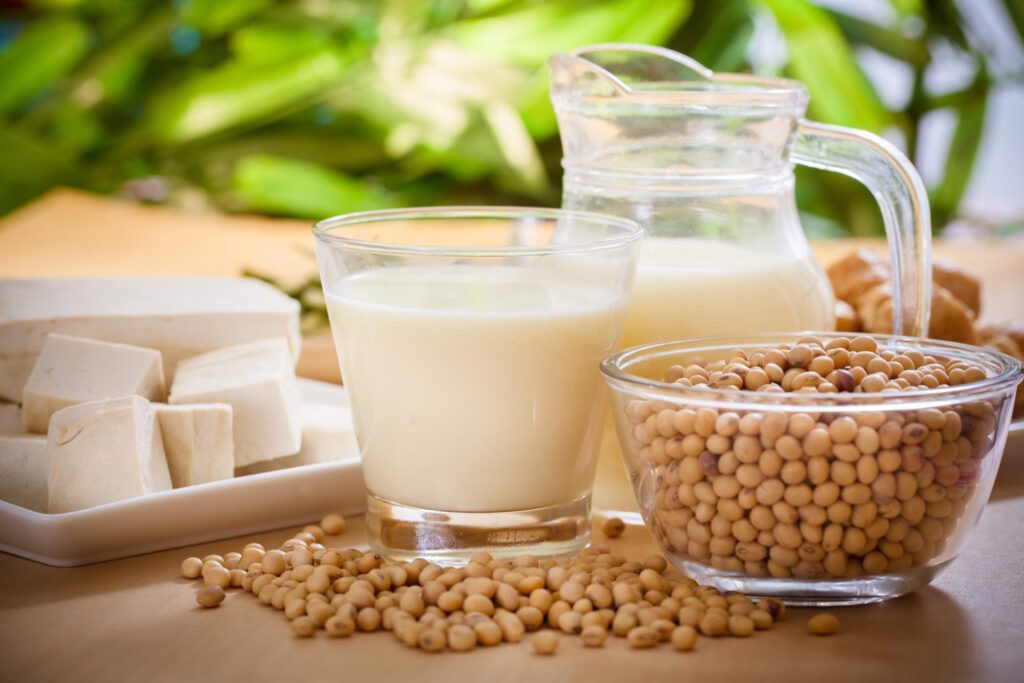 Kacang kedelai dan olahannya adalah fitoestrogen alami untuk tubuh