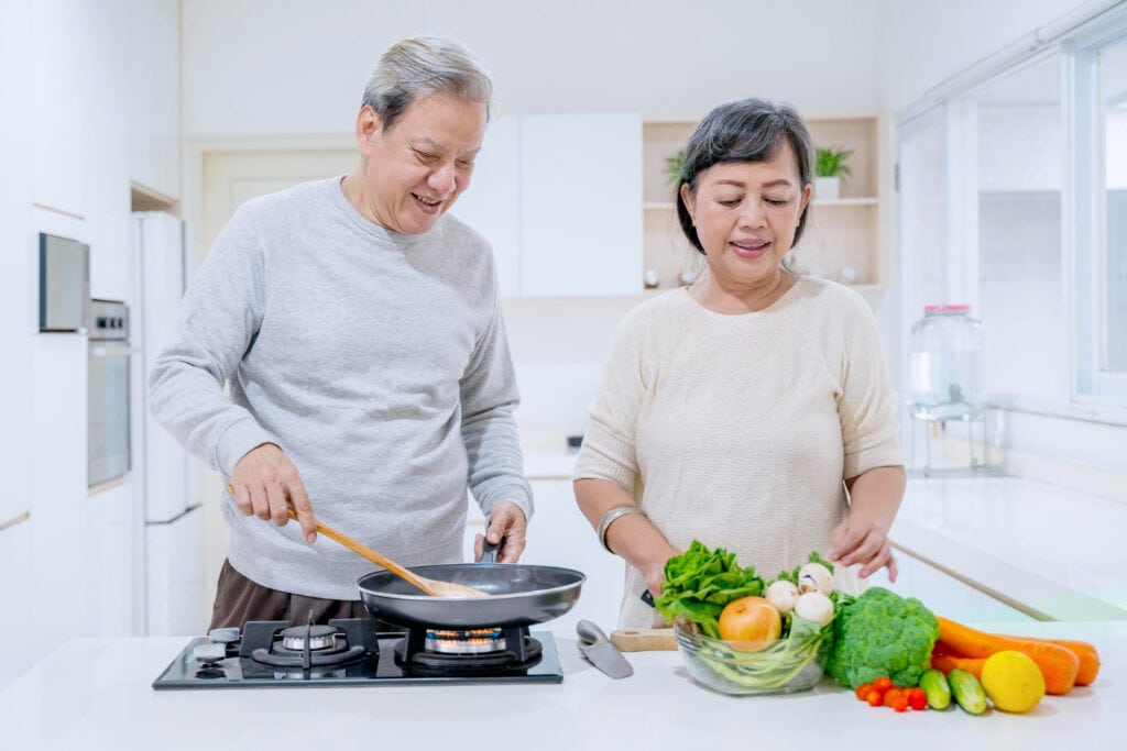 Kegiatan memasak makanan sehat untuk keluarga dan lansia bisa jadi menyenangkan