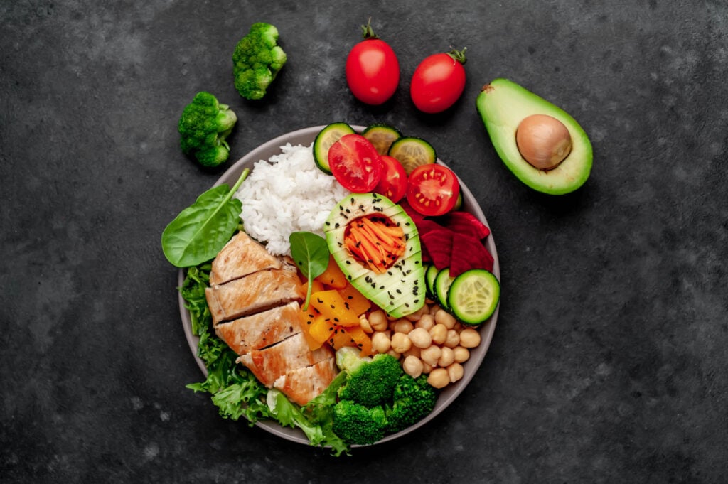 Pastikan makanan utama porsinya cukup dan bergizi agar tidak craving