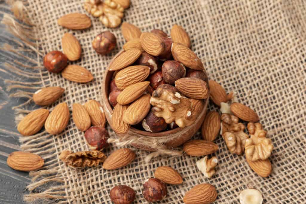 Almond dan walnut kacang yang cocok menjadi camilan sehat untuk diabetesi