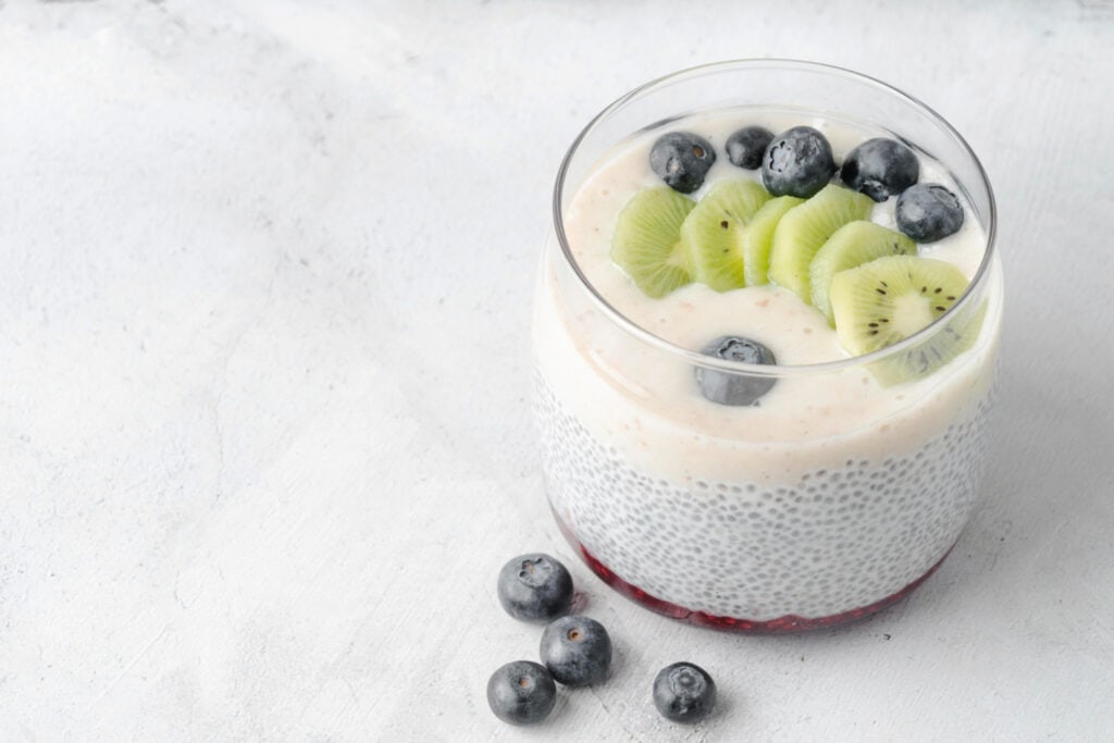 Greek yoghurt plain dengan chia seed dan buah camilan sehat penderita diabetes