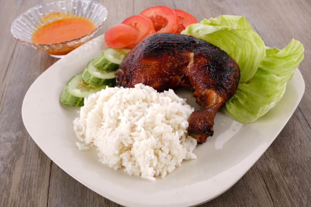 Makan karbohidrat dengan lauk dan sayur setelah lari untuk memulihkan tenaga dan otot