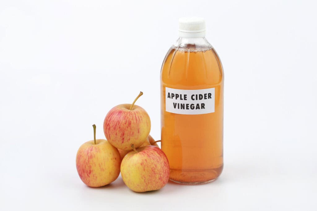 Cuka apel dengan kandungan air dan asam asetat dari hasil fermentasi apel