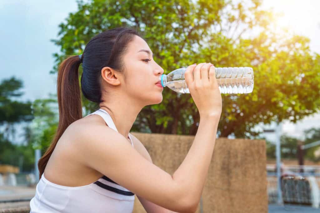 Minum air mineral bantu ginjal bekerja optimal