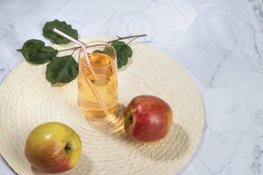Minum cuka apel dengan diencerkan dan menggunakan sedotan