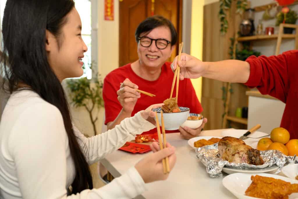 Ambil makanan porsi kecil dulu agar porsi lebih terkontrol