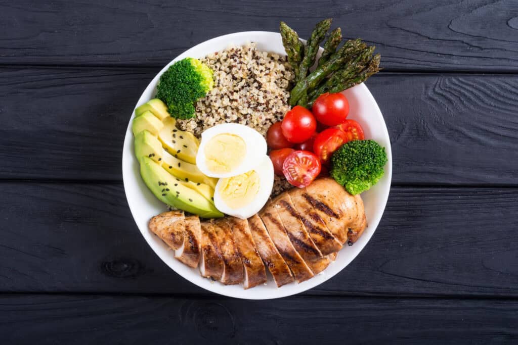 Isi piring sehat dengan setengah piring protein, seperempat karbohidrat, seperempat serat