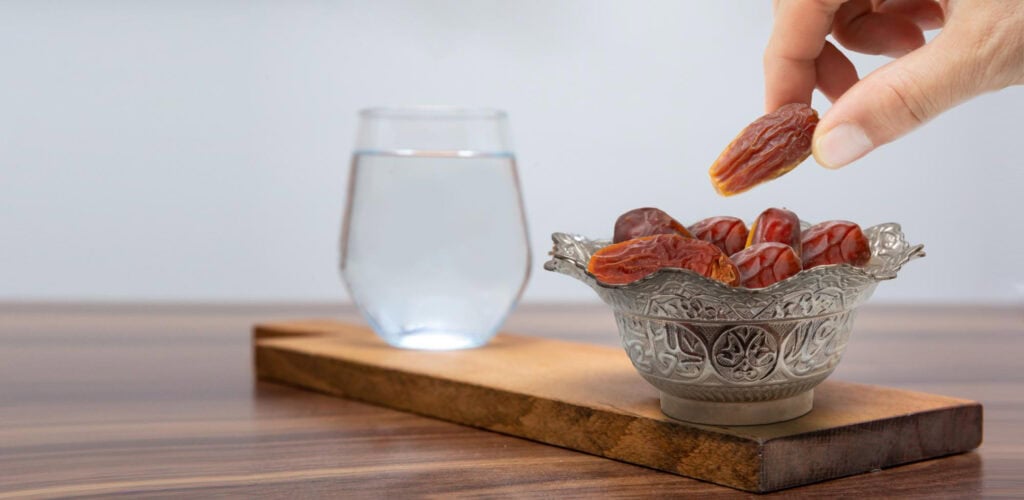 Berbuka dengan yang ringan seperti kurma dan air mineral terlebih dahulu