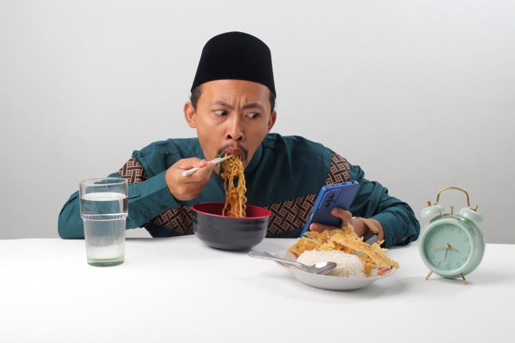 Makan dalam porsi besar sekaligfus saat berbuka puasa bisa memicu GERD kambuh