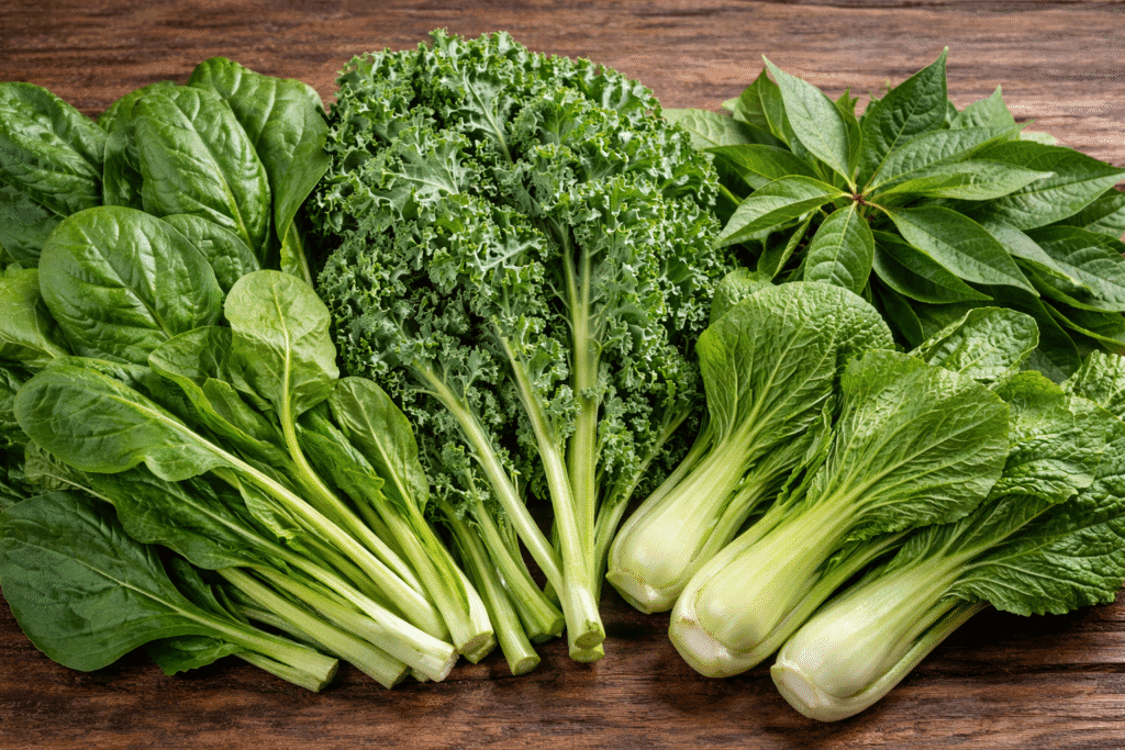 Sayuran hijau gelap bayam, pakcoy, kale, daun singkong yang kaya vitamin