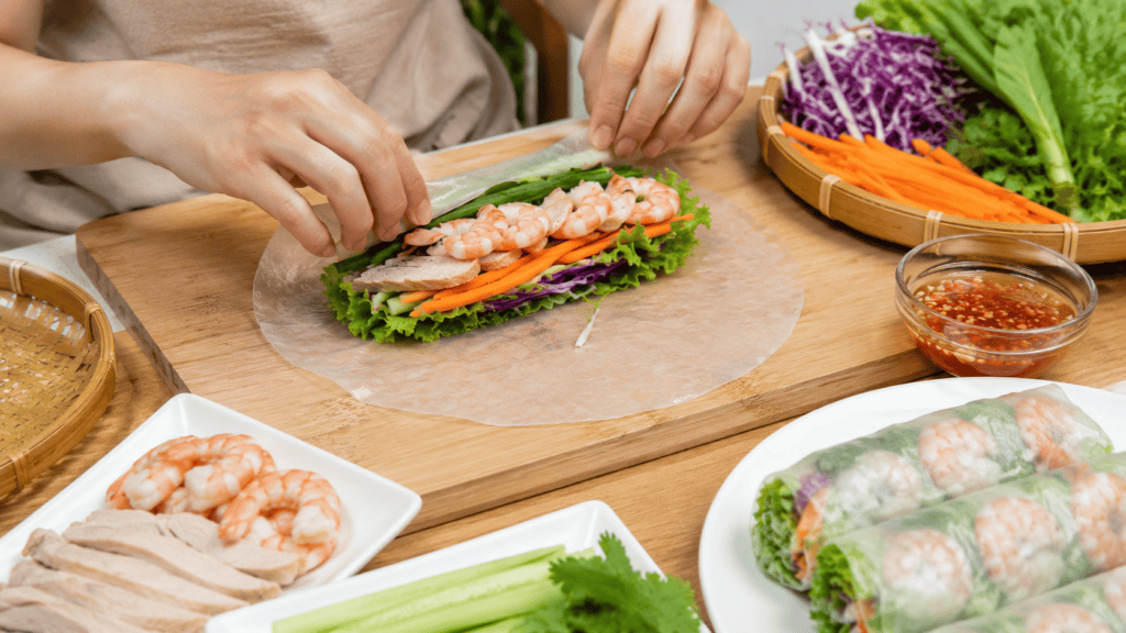 Rice paper dengan isian sayuran dan protein